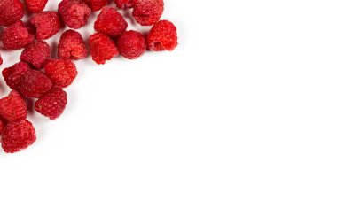 Beyaz arka planda vitamin içeren taze ve kırmızı ahududular.