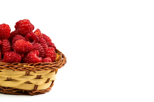 Frische Und Rote Himbeeren Mit Vitaminen Auf Weißem Hintergrund — Stockfoto