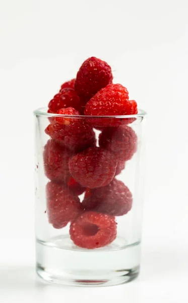 Vers Rood Frambozen Met Vitaminen Een Witte Achtergrond — Stockfoto