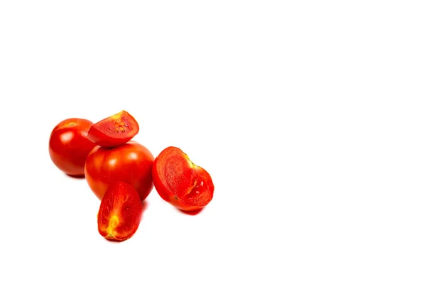 白色背景的新鲜西红柿和红色西红柿 — 图库照片