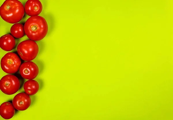 Yeşil Arka Planda Salata Için Olgun Kırmızı Domatesler — Stok fotoğraf