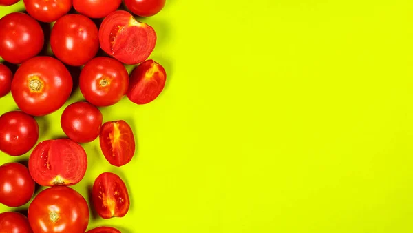 Yeşil Arka Planda Salata Için Olgun Kırmızı Domatesler — Stok fotoğraf