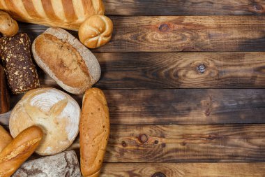 Bir sürü taze ekmek ve farklı malzemeler. Ekmek ve buğday, un