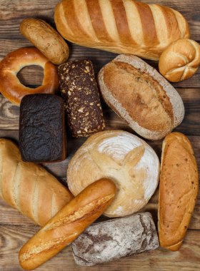 Bir sürü taze ekmek ve farklı malzemeler. Ekmek ve buğday, un