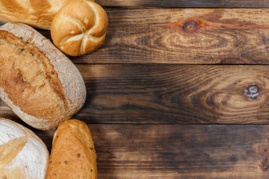 Bir sürü taze ekmek ve farklı malzemeler. Ekmek ve buğday, un