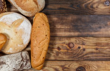 Bir sürü taze ekmek ve farklı malzemeler. Ekmek ve buğday, un