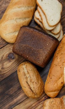 Bir sürü taze ekmek ve farklı malzemeler. Ekmek ve buğday, un