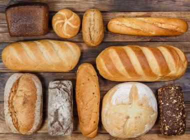 Bir sürü taze ekmek ve farklı malzemeler. Ekmek ve buğday, un