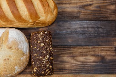 Bir sürü taze ekmek ve farklı malzemeler. Ekmek ve buğday, un