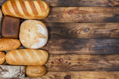 Bir sürü taze ekmek ve farklı malzemeler. Ekmek ve buğday, un