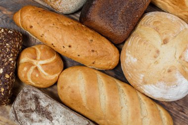 Bir sürü taze ekmek ve farklı malzemeler. Ekmek ve buğday, un
