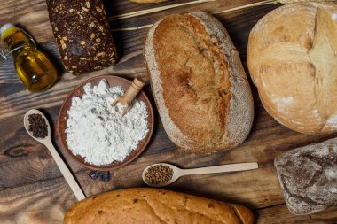 Bir sürü taze ekmek ve farklı malzemeler. Ekmek ve buğday, un