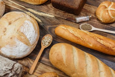 Bir sürü taze ekmek ve farklı malzemeler. Ekmek ve buğday, un