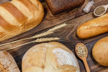Bir sürü taze ekmek ve farklı malzemeler. Ekmek ve buğday, un