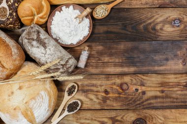 Bir sürü taze ekmek ve farklı malzemeler. Ekmek ve buğday, un