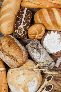 Bir sürü taze ekmek ve farklı malzemeler. Ekmek ve buğday, un