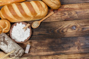 Bir sürü taze ekmek ve farklı malzemeler. Ekmek ve buğday, un