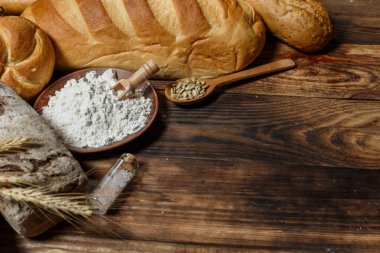 Bir sürü taze ekmek ve farklı malzemeler. Ekmek ve buğday, un