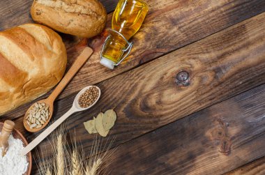 Bir sürü taze ekmek ve farklı malzemeler. Ekmek ve buğday, un