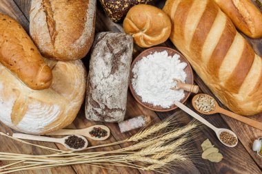 Bir sürü taze ekmek ve farklı malzemeler. Ekmek ve buğday, un
