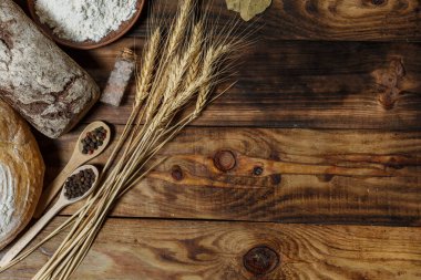 Bir sürü taze ekmek ve farklı malzemeler. Ekmek ve buğday, un