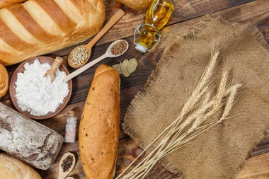 Bir sürü taze ekmek ve farklı malzemeler. Ekmek ve buğday, un