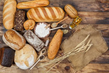 Bir sürü taze ekmek ve farklı malzemeler. Ekmek ve buğday, un