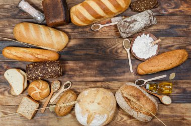 Bir sürü taze ekmek ve farklı malzemeler. Ekmek ve buğday, un