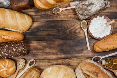 Bir sürü taze ekmek ve farklı malzemeler. Ekmek ve buğday, un