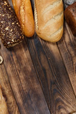 Bir sürü taze ekmek ve farklı malzemeler. Ekmek ve buğday, un