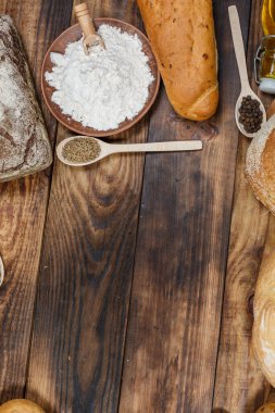 Bir sürü taze ekmek ve farklı malzemeler. Ekmek ve buğday, un