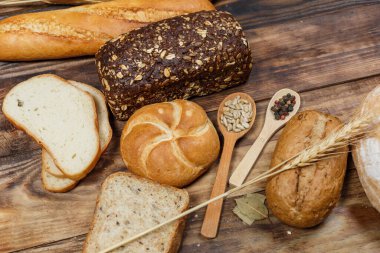 Bir sürü taze ekmek ve farklı malzemeler. Ekmek ve buğday, un