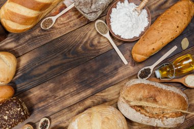 Bir sürü taze ekmek ve farklı malzemeler. Ekmek ve buğday, un