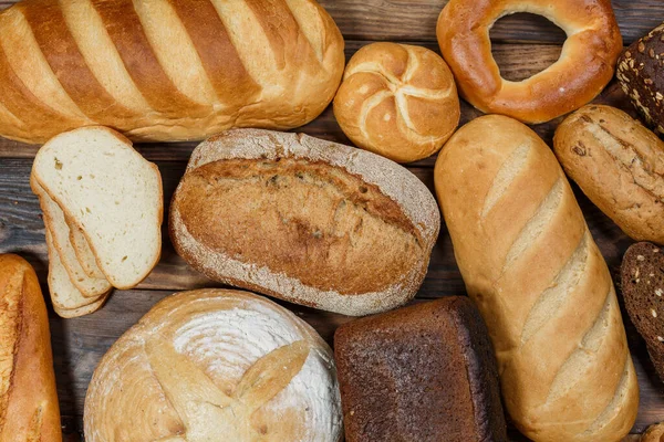 Bir sürü taze ekmek ve farklı malzemeler. Ekmek ve buğday, un