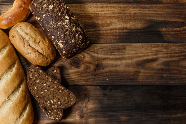 Bir sürü taze ekmek ve farklı malzemeler. Ekmek ve buğday, un