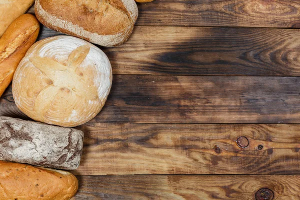 Bir sürü taze ekmek ve farklı malzemeler. Ekmek ve buğday, un