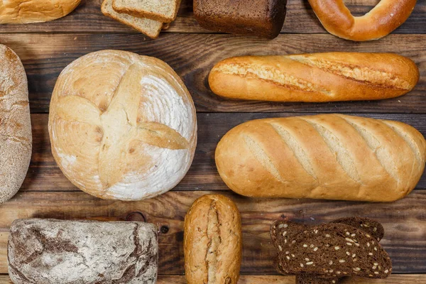 Bir sürü taze ekmek ve farklı malzemeler. Ekmek ve buğday, un