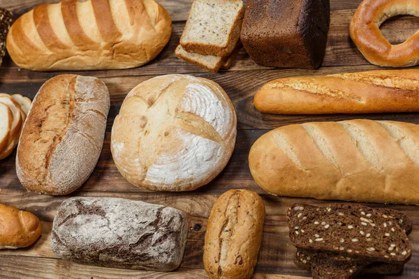 Bir sürü taze ekmek ve farklı malzemeler. Ekmek ve buğday, un