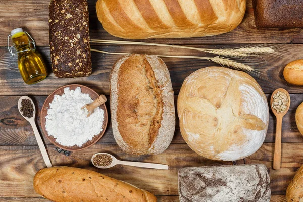 Bir sürü taze ekmek ve farklı malzemeler. Ekmek ve buğday, un