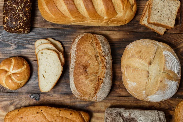 Bir sürü taze ekmek ve farklı malzemeler. Ekmek ve buğday, un