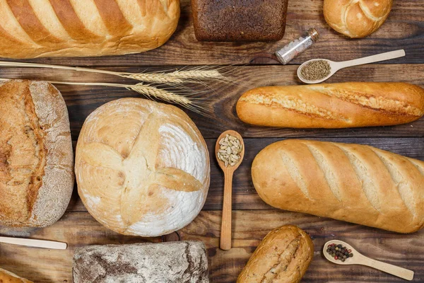 Bir sürü taze ekmek ve farklı malzemeler. Ekmek ve buğday, un