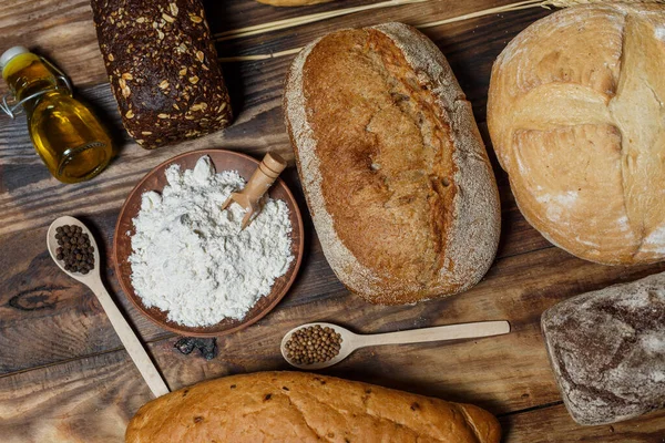 Bir sürü taze ekmek ve farklı malzemeler. Ekmek ve buğday, un