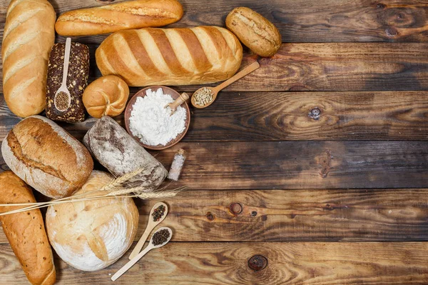 Bir sürü taze ekmek ve farklı malzemeler. Ekmek ve buğday, un