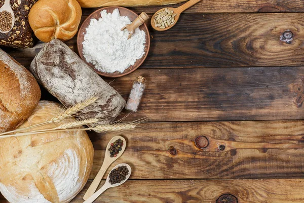 Bir sürü taze ekmek ve farklı malzemeler. Ekmek ve buğday, un
