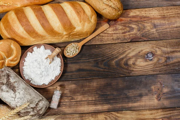 Bir sürü taze ekmek ve farklı malzemeler. Ekmek ve buğday, un