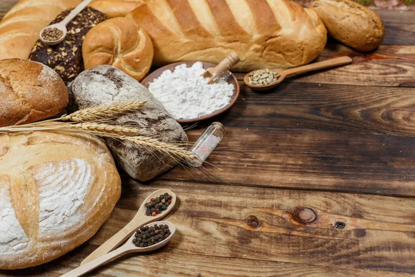 Bir sürü taze ekmek ve farklı malzemeler. Ekmek ve buğday, un