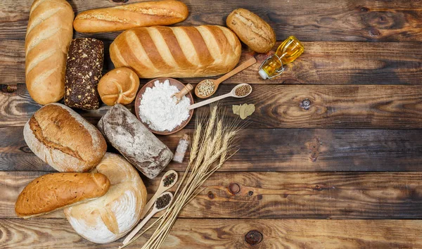 Bir sürü taze ekmek ve farklı malzemeler. Ekmek ve buğday, un