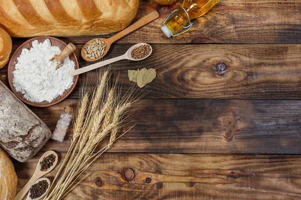Bir sürü taze ekmek ve farklı malzemeler. Ekmek ve buğday, un