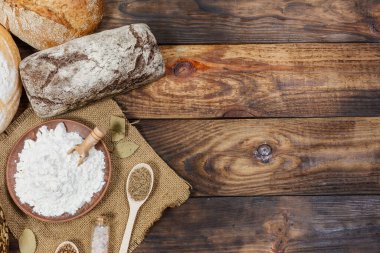 Bir sürü taze ekmek ve farklı malzemeler. Ekmek ve buğday, un