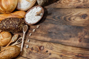 Bir sürü taze ekmek ve farklı malzemeler. Ekmek ve buğday, un